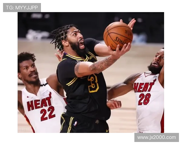 AC米兰与史帕尔激战成和双方比分揭晓引发球迷热议 AC米兰与史帕尔激战成和双方比分揭晓引发球迷热议