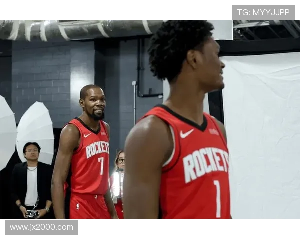 火箭队与公牛队激战正酣NBA赛季精彩对决引发球迷热议